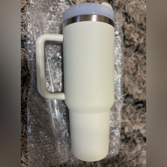 ✨40oz Reusable Vacuum Quencher Tumbler with Straw ✨ CREAM WHITE ✨ - Picture 4 of 11